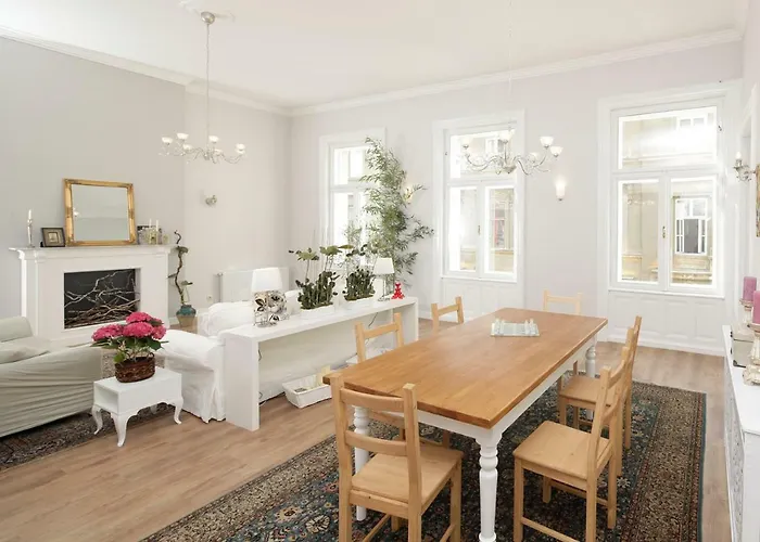 Urban Haven - 3 Beds, 3 Baths, Free Parking, Near Market Budapest